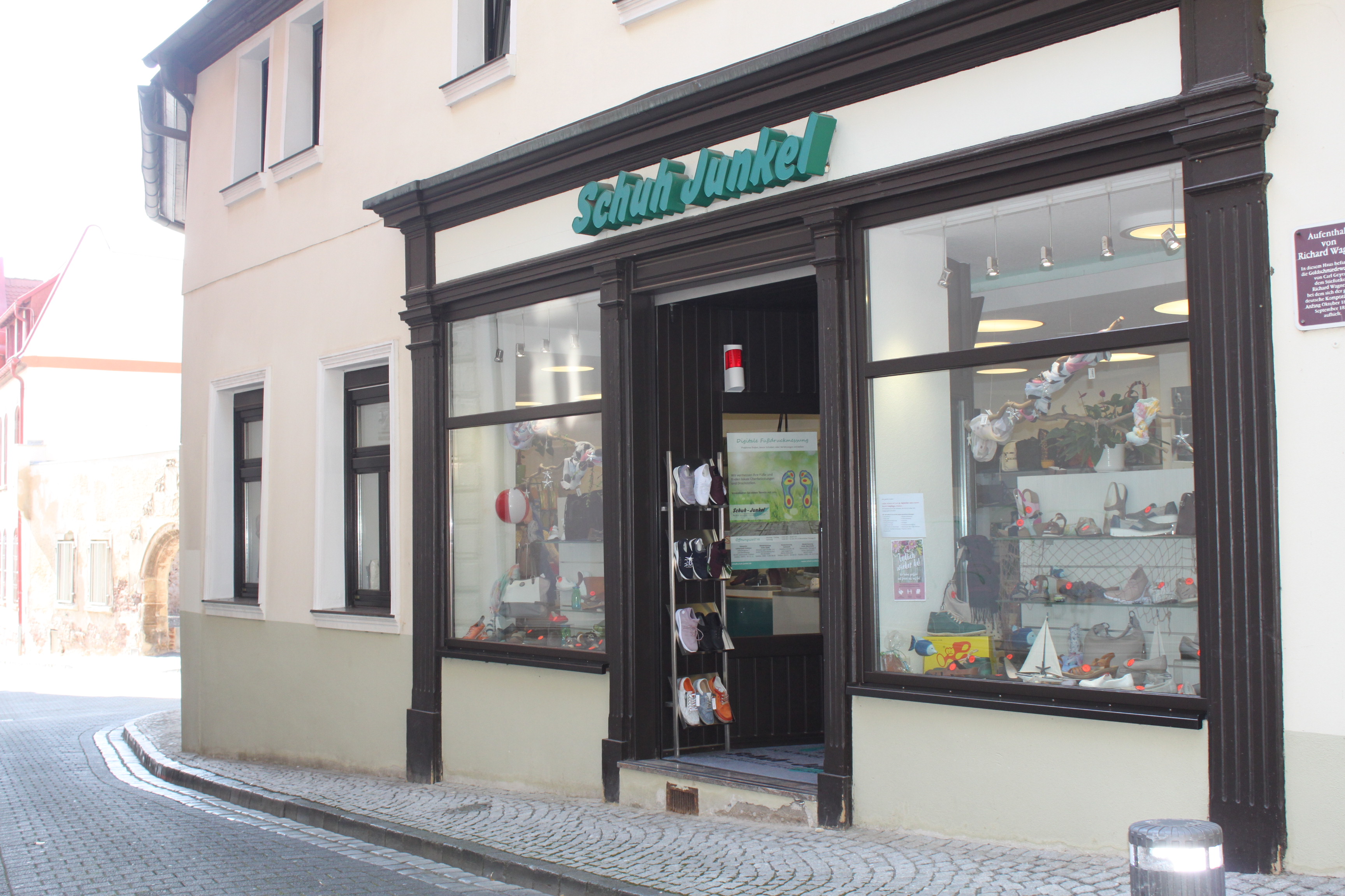 Schuh Junkel wird mittlerweile in vierter Generation geführt, derzeit von den Geschwistern Katrin Kraatz und Matthias Junkel. FOTOS: CHRISTINE LAUFER Schuh Junkel wird mittlerweile in vierter Generation geführt, derzeit von den Geschwistern Katrin Kraatz und Matthias Junkel. FOTOS: CHRISTINE LAUFER