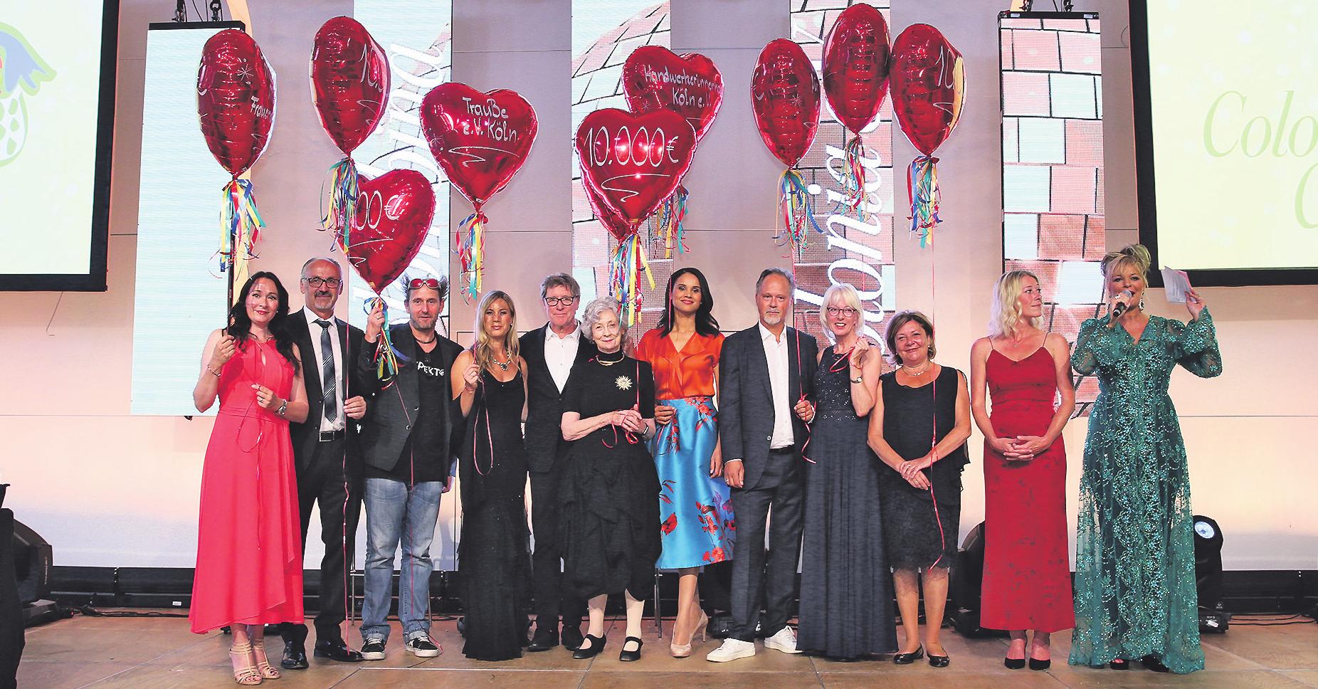 Prominente Paten nahmen auf der Benefiz-Gala die symbolischen Ballons entgegen Foto: KSTA-Archiv/Goyert Prominente Paten nahmen auf der Benefiz-Gala die symbolischen Ballons entgegen Foto: KSTA-Archiv/Goyert
