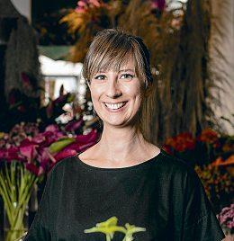 Lisa Eva Zienc steht Blumenkäufern beratend zur Seite. Fotos: Zacharie Scheurer/dpa