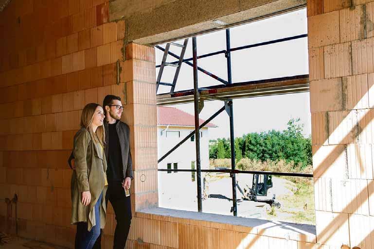 Das junge Paar blickt optimistisch in die Zukunft: Im eigenen Haus sind beide vor steigenden Mieten geschützt. Foto: Bausparkasse Schwäbisch Hall Das junge Paar blickt optimistisch in die Zukunft: Im eigenen Haus sind beide vor steigenden Mieten geschützt. Foto: Bausparkasse Schwäbisch Hall
