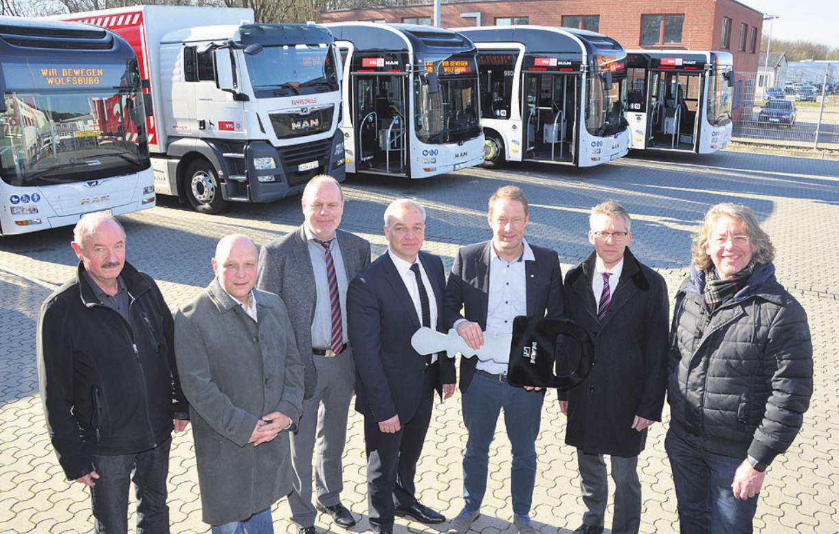 Übergabe der neuen Fahrzeuge: WVG-Werkstattleiter Andreas Kolbig, Stadtwerke-Aufsichtsräte Peter Kassel und Hans-Henning Oelkers, WVG-Geschäftsführer Timo Kaupert, Mike Vannauer, MAN, WVG-Geschäftsführer Frank Kästner und Stadtwerke-Aufsichtsrat Hans-Georg Bachmann (v. l.). Übergabe der neuen Fahrzeuge: WVG-Werkstattleiter Andreas Kolbig, Stadtwerke-Aufsichtsräte Peter Kassel und Hans-Henning Oelkers, WVG-Geschäftsführer Timo Kaupert, Mike Vannauer, MAN, WVG-Geschäftsführer Frank Kästner und Stadtwerke-Aufsichtsrat Hans-Georg Bachmann (v. l.).