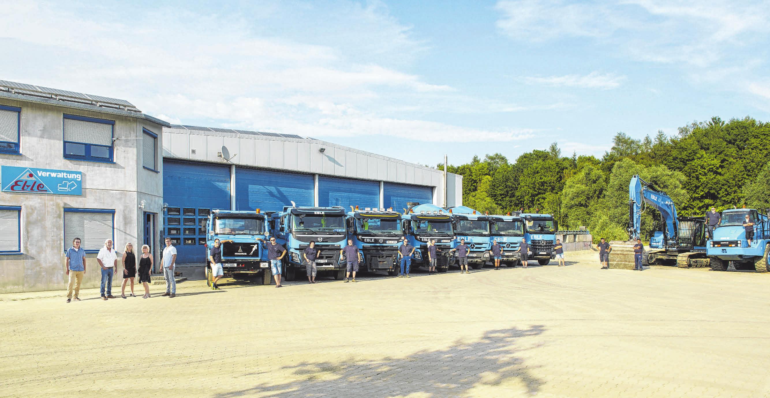 Die Familie Eble präsentiert sich mit ihren Mitarbeitern und ihrem Fuhrpark vor dem neuen Firmengebäude. FOTO: PRIVAT Die Familie Eble präsentiert sich mit ihren Mitarbeitern und ihrem Fuhrpark vor dem neuen Firmengebäude. FOTO: PRIVAT