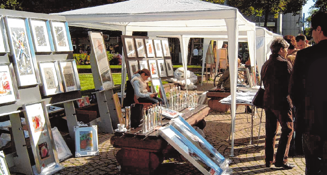 Der KunstMarkt auf dem Paradeplatz bietet ein bunt gemischtes Angebot aus allen Bereichen der Kunst. BILD: EPM Der KunstMarkt auf dem Paradeplatz bietet ein bunt gemischtes Angebot aus allen Bereichen der Kunst. BILD: EPM