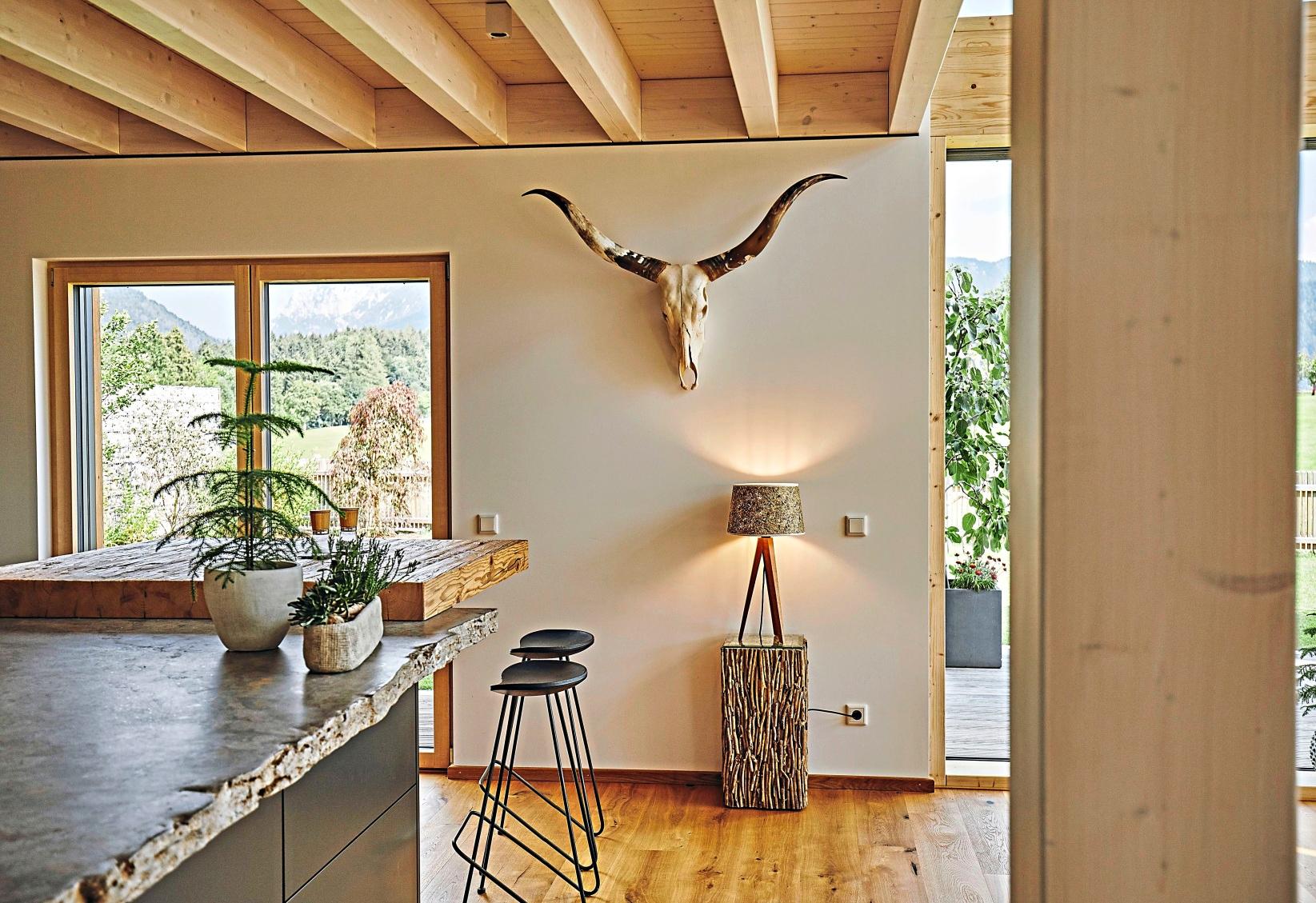 Vielfältig einsetzbar und optisch immer wieder anders: Vom Boden über die Wandverkleidung bis zur Decke ist Holz ein echter Allrounder. Foto: djd/TopaTeam/Leuchtnatur/Sebastian Riepp Vielfältig einsetzbar und optisch immer wieder anders: Vom Boden über die Wandverkleidung bis zur Decke ist Holz ein echter Allrounder. Foto: djd/TopaTeam/Leuchtnatur/Sebastian Riepp
