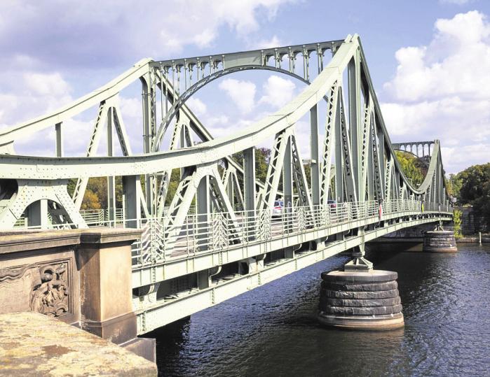 „Bridge of Spies“: Die Glienicker Brücke in Berlin wurde im Kalten Krieg berühmt–hier wurden Agenten ausgetauscht. FOTO: JULIE WOODHOUSE / DPA „Bridge of Spies“: Die Glienicker Brücke in Berlin wurde im Kalten Krieg berühmt–hier wurden Agenten ausgetauscht. FOTO: JULIE WOODHOUSE / DPA