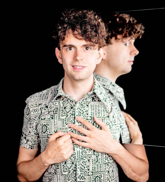 Unterhaltsames Musikkabarett liefert Matthias Ningel bei seinem Bühnenprogramm „Widerspruchreif“ im Ratshöfle. Foto: privat Unterhaltsames Musikkabarett liefert Matthias Ningel bei seinem Bühnenprogramm „Widerspruchreif“ im Ratshöfle. Foto: privat
