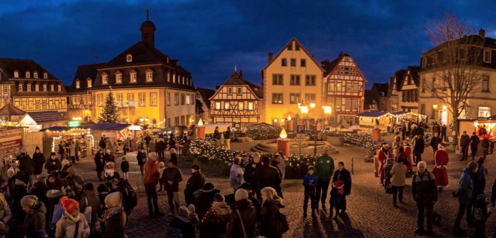 Am dritten Adventswochenende, vom 12. bis 15. Dezember, verwandelt sich die Gelnhausener Altstadt in ein buntes Lichtermeer. Foto: Roland Adrian Am dritten Adventswochenende, vom 12. bis 15. Dezember, verwandelt sich die Gelnhausener Altstadt in ein buntes Lichtermeer. Foto: Roland Adrian