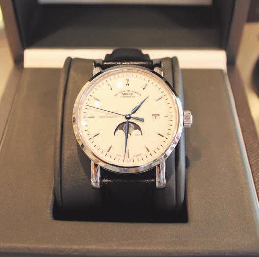 Die Teutonia IV Mondphase von Mühle-Glashütte ist mehr als ein Zeitmesser. Die edle Uhr gibt den Blick auf den blauen Jubiläumsrotor frei. Die Teutonia IV Mondphase von Mühle-Glashütte ist mehr als ein Zeitmesser. Die edle Uhr gibt den Blick auf den blauen Jubiläumsrotor frei.