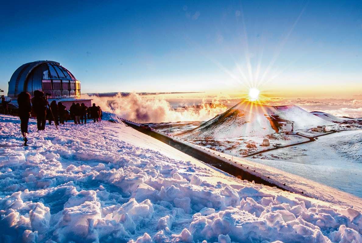 Schnee auf Hawaii: Der Mauna Kea bietet auf über 4000 Metern Höhe perfekte Bedingungen für den Blick in die Sterne.