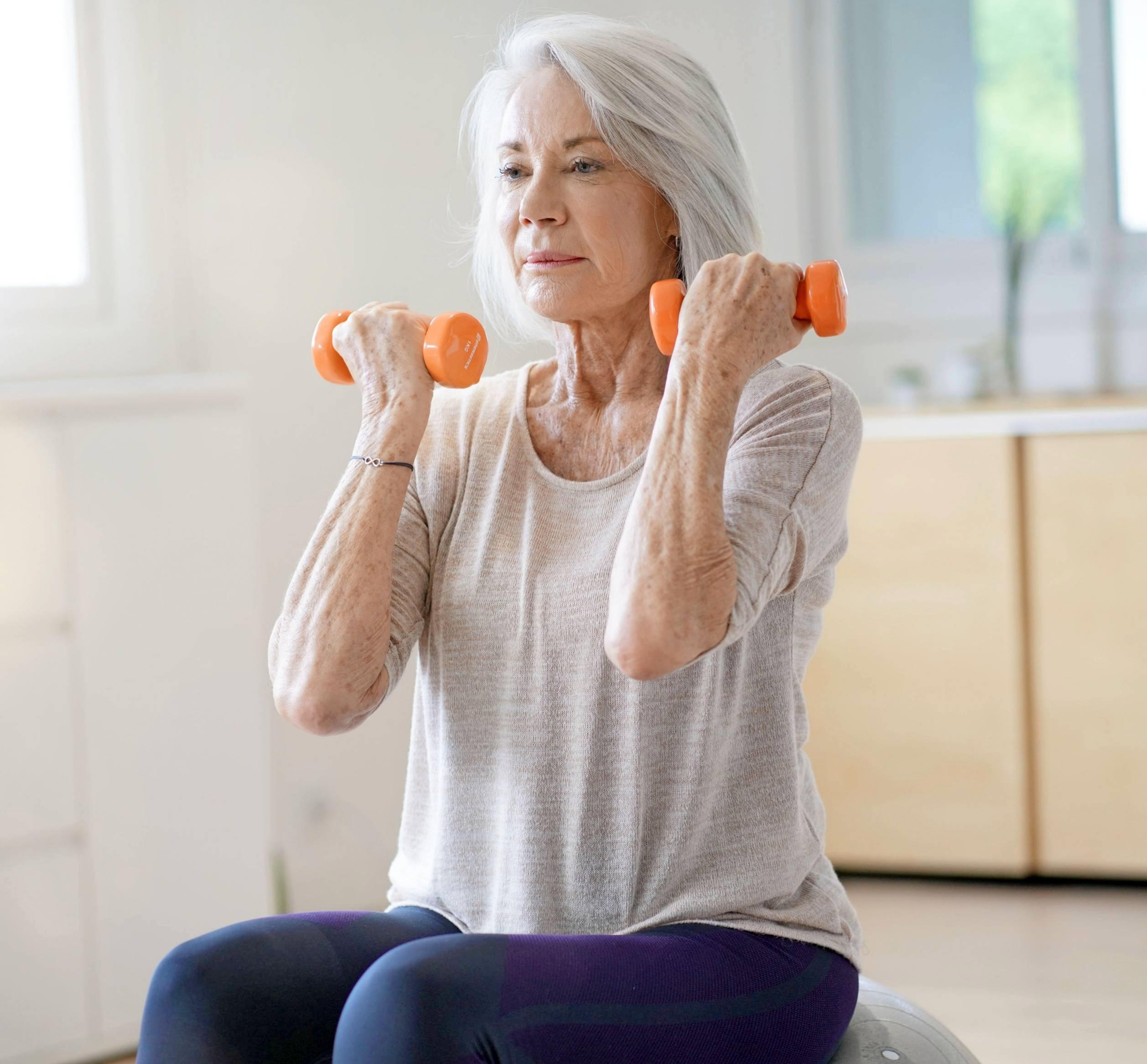 Bewegung hält fit und beugt im Alter Stürzen vor. Foto: goodluz/stock.adobe.com Bewegung hält fit und beugt im Alter Stürzen vor. Foto: goodluz/stock.adobe.com