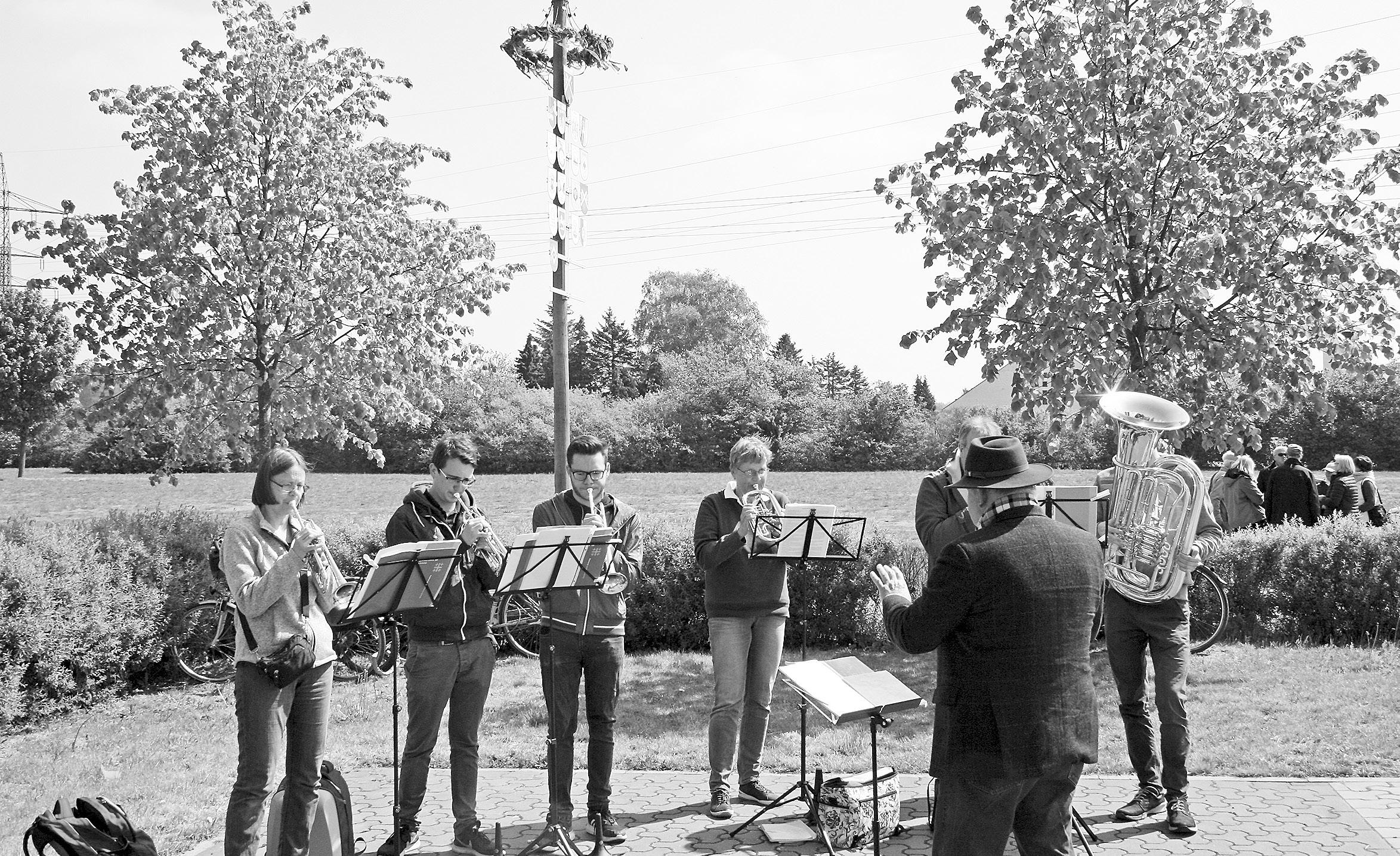 Der Posaunenchor spielte vor dem Maibaum. Fotos: Andreas Reimchen Der Posaunenchor spielte vor dem Maibaum. Fotos: Andreas Reimchen