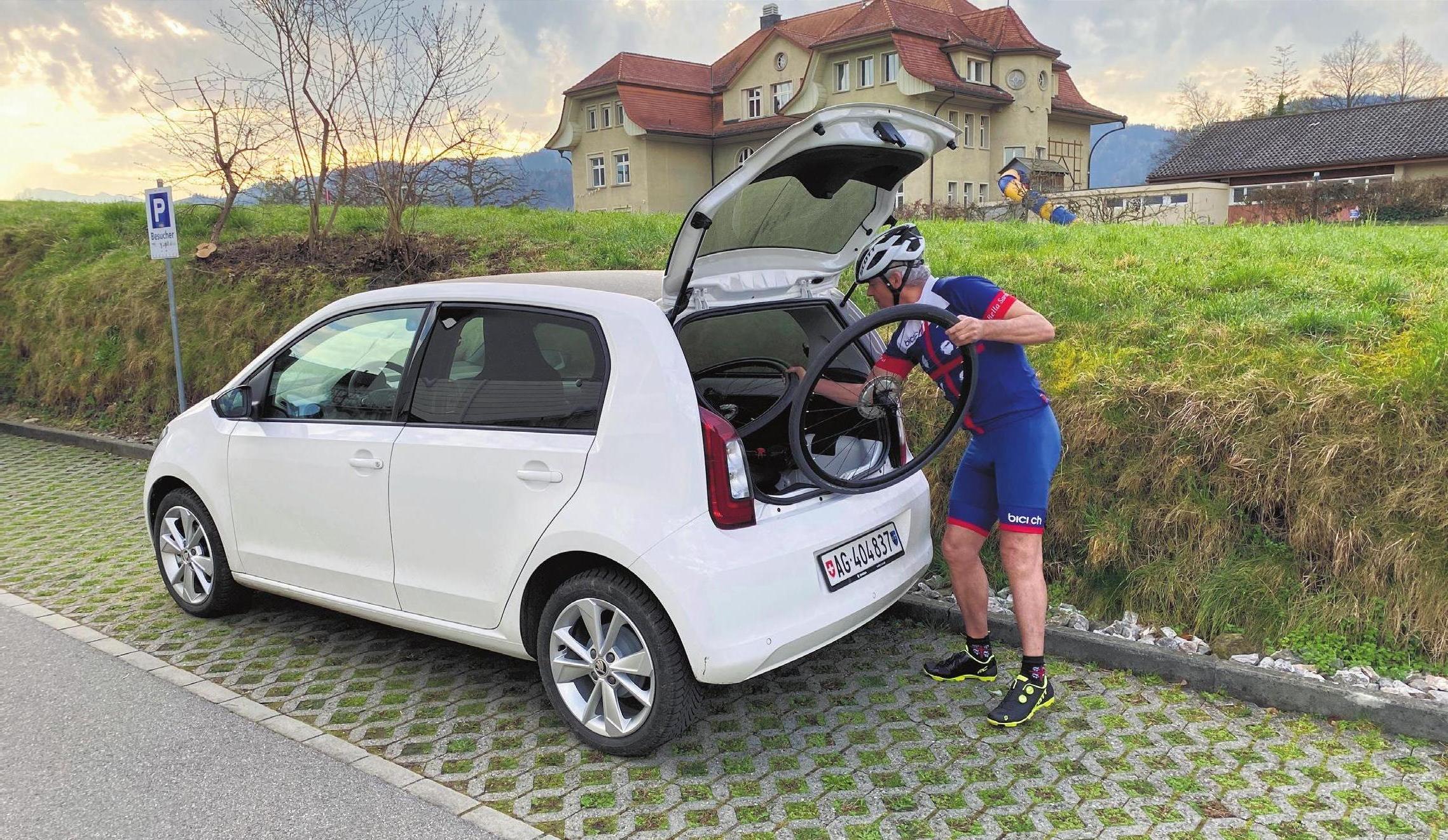 Kleinwagen mit überraschend viel Platz im Kofferraum: Im Citigo e iV lässt sich auch ein Rennrad gut verstauen. Bild: Bruno Stüdle