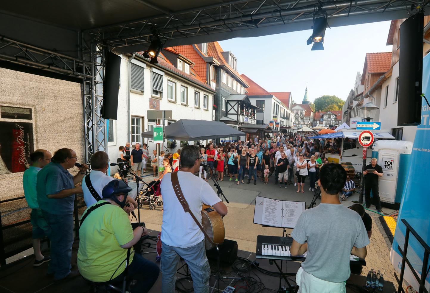 Ein Auftritt auf dem Altstadtfest in Fallersleben ist immer etwas ganz Besonderes – für die Musiker und fürs Publikum. © Boris Baschin Ein Auftritt auf dem Altstadtfest in Fallersleben ist immer etwas ganz Besonderes – für die Musiker und fürs Publikum. © Boris Baschin