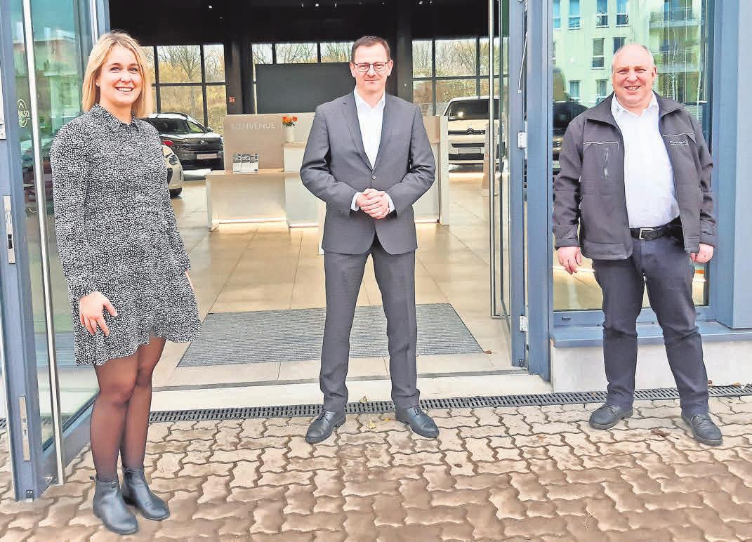 Freuen sich den Kunden die neuen Citroën ë-C4 und C4 präsentieren zu können: Coralie Behrend (v.l.), Benjamin Ruf und Stefan Teckenburg. Foto: Malzahn Freuen sich den Kunden die neuen Citroën ë-C4 und C4 präsentieren zu können: Coralie Behrend (v.l.), Benjamin Ruf und Stefan Teckenburg. Foto: Malzahn