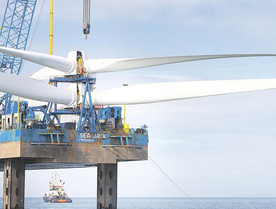 Arbeiten auf einer Plattform im Vattenfall-Windpark Ormonde. Er befindet sich in der irischen See und liefert 150 kW Leistung. Foto: Vattenfall