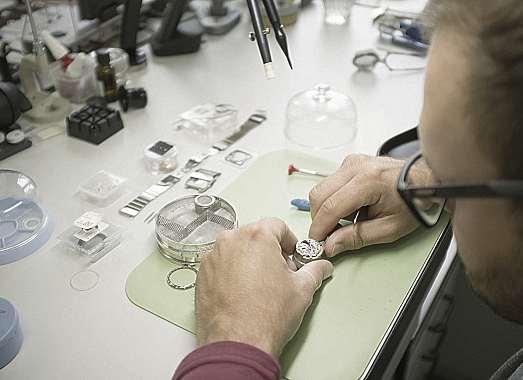 Präzision und Know-how: Die Uhrmachermeister von Juwelier Mahlberg können die meisten Reparaturen direkt vor Ort ausführen. FOTO: MAHLBERG Präzision und Know-how: Die Uhrmachermeister von Juwelier Mahlberg können die meisten Reparaturen direkt vor Ort ausführen. FOTO: MAHLBERG