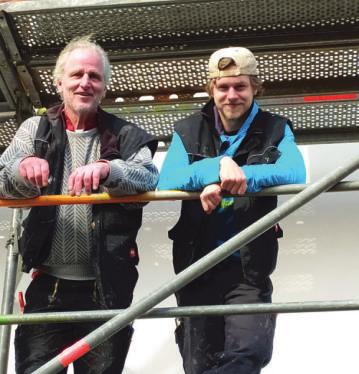 Frank Jureit (li.) und Tjorven Maschmann gehören zum Dachdeckerteam und sanieren derzeit ein Altdach in Norderstedt Foto: Jordan 