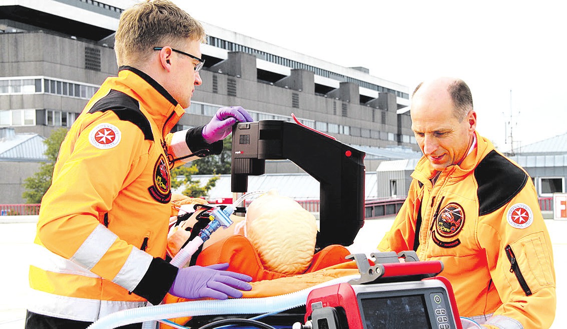 r. Christian Macke (links), Ärztlicher Leiter Christoph 4, und Johanniter-Notfallsanitäter Marc Lüpkemann mit dem neuen Wiederbelebungsgerät „Corpuls CPR“. Foto: JUH/Annabelle Wegener r. Christian Macke (links), Ärztlicher Leiter Christoph 4, und Johanniter-Notfallsanitäter Marc Lüpkemann mit dem neuen Wiederbelebungsgerät „Corpuls CPR“. Foto: JUH/Annabelle Wegener