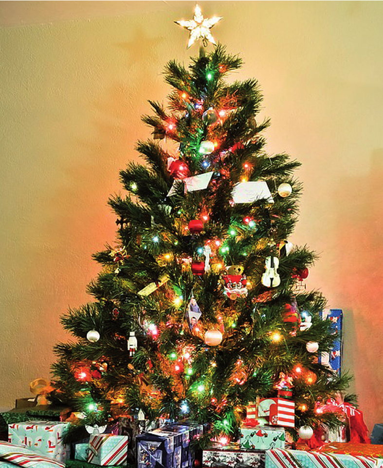 Der Weihnachtsbaum ist das Zentrum der Bescherung. Das gemeinsame Dekorieren ist in vielen Familien ein festes Ritual. Foto: Pixabay / Pexels Der Weihnachtsbaum ist das Zentrum der Bescherung. Das gemeinsame Dekorieren ist in vielen Familien ein festes Ritual. Foto: Pixabay / Pexels