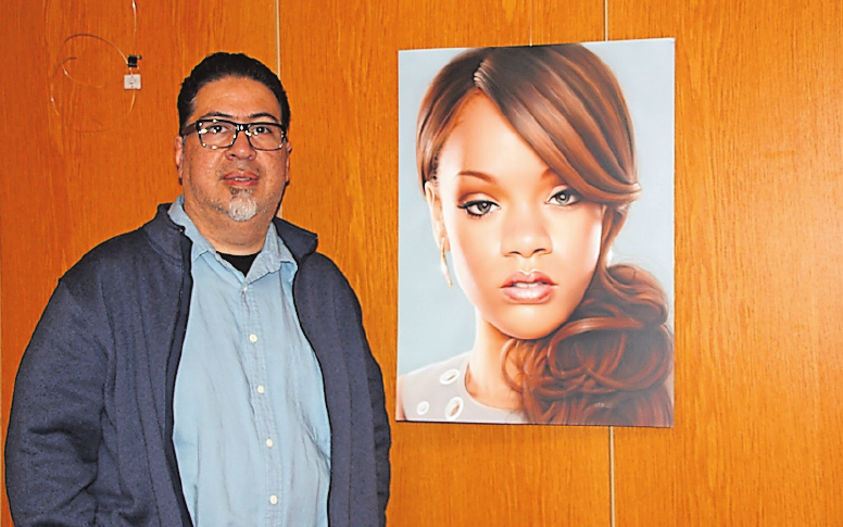 Airbrush-Profi: Javier Soto mit Rihanna. FOTO: HEYDER Airbrush-Profi: Javier Soto mit Rihanna. FOTO: HEYDER