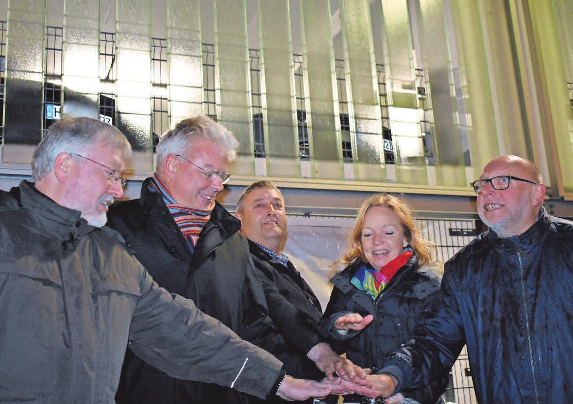 Im vergangenen Jahr hatten der damalige Stadtwerke-Chef Rainer Eberth, der damalige Bürgermeister Klaus Sidortschuk, Elektriker Frank Wendt und die Stadtmarketing-Spitze Sonja Truffel und Udo Gallowski die Beleuchtung feierlich freigeschaltet. Im vergangenen Jahr hatten der damalige Stadtwerke-Chef Rainer Eberth, der damalige Bürgermeister Klaus Sidortschuk, Elektriker Frank Wendt und die Stadtmarketing-Spitze Sonja Truffel und Udo Gallowski die Beleuchtung feierlich freigeschaltet.