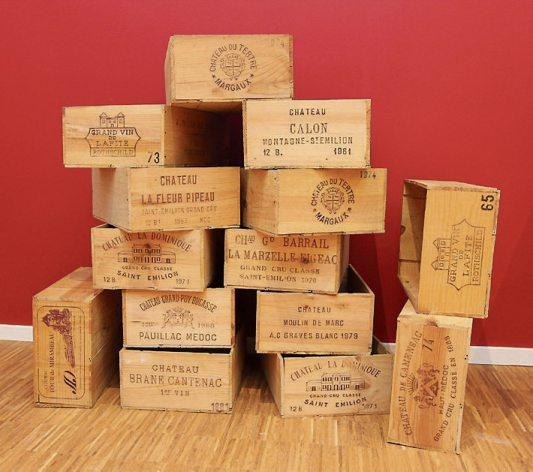 Die Mischung machts: Möbel und Fässer ziehen alle mit um ins neue Domizil., selbst die alte Kasse. An den langen Holztischen finden bei Weinproben bis zu 34 Gäste Platz . Zur Probe machen es sich Geschäftsführer Jürgen Schlanke (links), seine Frau Ulrike Rassow-Schlanke und Mitarbeiter Markus Schwarz schon einmal gemütlich. Bilder: Uhland2 Die Mischung machts: Möbel und Fässer ziehen alle mit um ins neue Domizil., selbst die alte Kasse. An den langen Holztischen finden bei Weinproben bis zu 34 Gäste Platz . Zur Probe machen es sich Geschäftsführer Jürgen Schlanke (links), seine Frau Ulrike Rassow-Schlanke und Mitarbeiter Markus Schwarz schon einmal gemütlich. Bilder: Uhland2