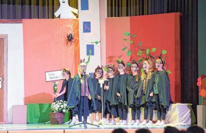 Das Musical Villa Spooky in der Turnund Festhalle. FOTO: KLÖSTERLE Das Musical Villa Spooky in der Turnund Festhalle. FOTO: KLÖSTERLE