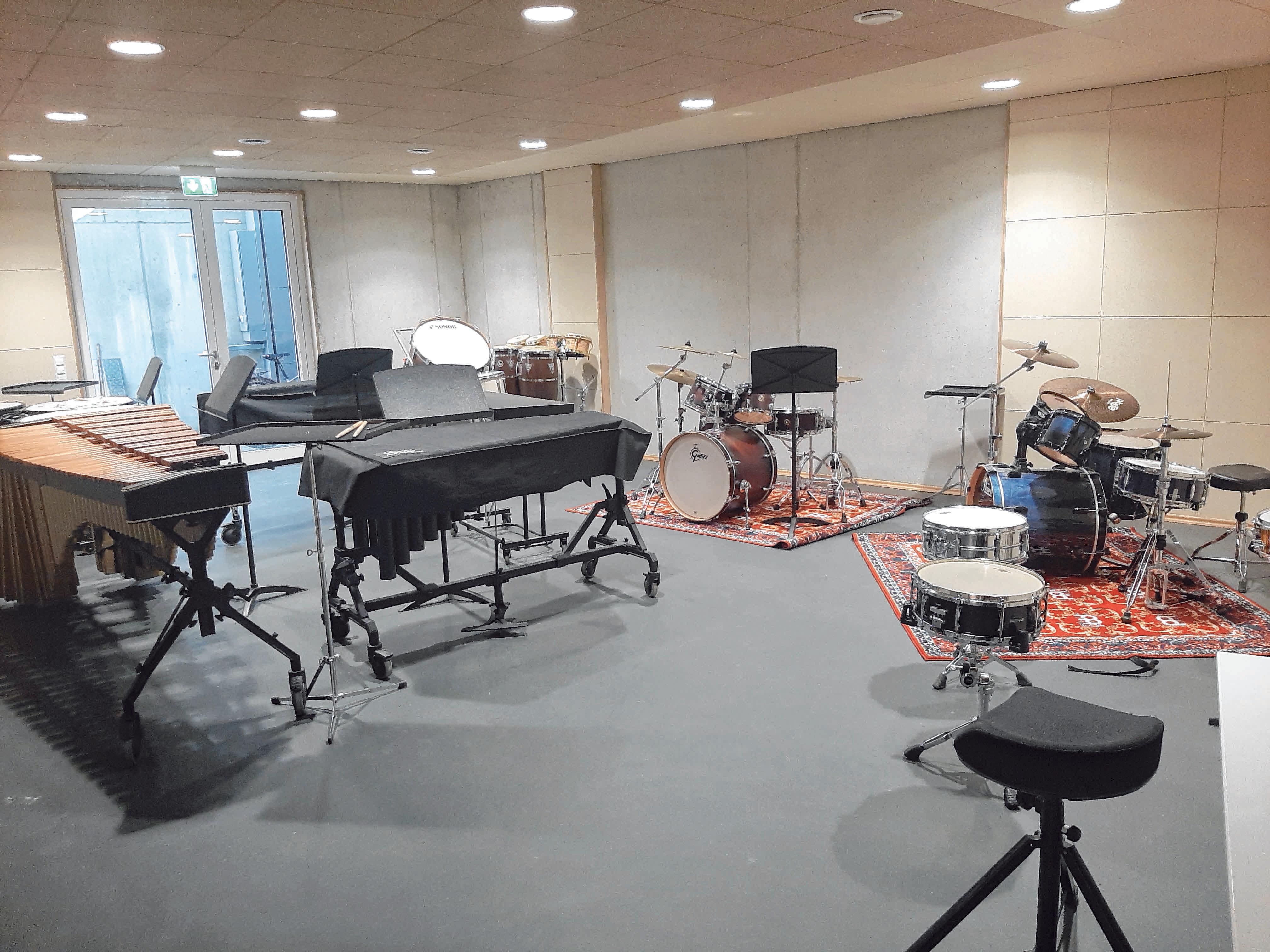 Schlagzeuger müssen mehr als das klassische Drumset beherrschen. Mit dazu gehören Becken, Rasseln, Xylophon, Vibraphon und noch viel mehr. FOTOS: W. LUTZ Schlagzeuger müssen mehr als das klassische Drumset beherrschen. Mit dazu gehören Becken, Rasseln, Xylophon, Vibraphon und noch viel mehr. FOTOS: W. LUTZ