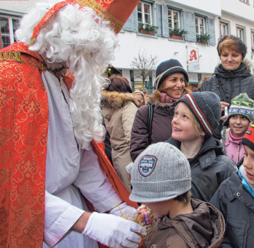 Um 16.30 Uhr beschenkt der Nikolaus auf dem Marktplatz die Kinder. FOTO:BREITFELD Um 16.30 Uhr beschenkt der Nikolaus auf dem Marktplatz die Kinder. FOTO:BREITFELD