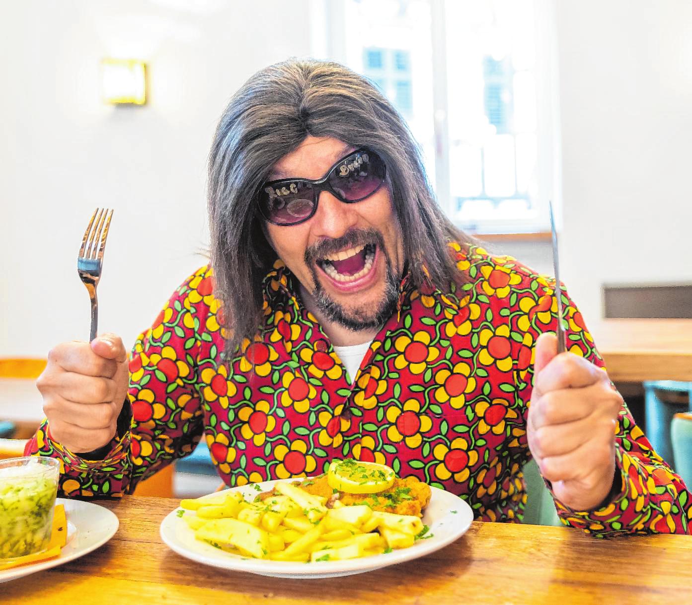 Rico Bravo isst gern hessisch – Schnitzel und Kochkäs’ dürfen da nicht fehlen. Bilder: Thomas Neu