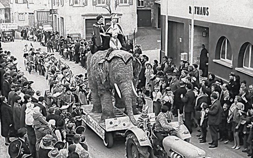 Der Weitinger Fasnetsumzug war schon immer einzigartig. Diese Aufnahme wurde Ende der 1950er-/Anfang der 1960er-Jahre gemacht. 2020 feiert der Narrenverein „Bettschoner“ sein 90-jähriges Bestehen mit der Ausrichtung des Ringtreffens. Bild: Hermann Nesch