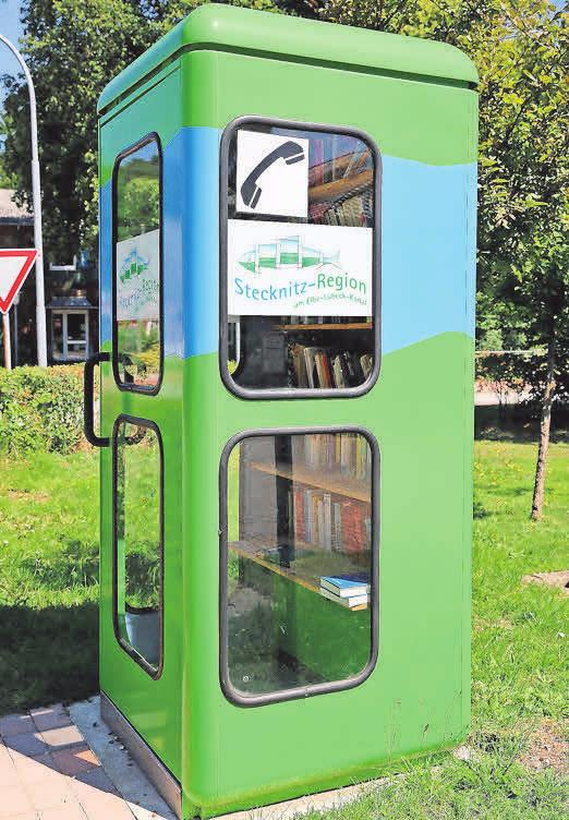 Der Kanalhering als Symbol findet sich an vielen Orten wieder – etwa als Aufkleber an dieser Bücherstation. Der Kanalhering als Symbol findet sich an vielen Orten wieder – etwa als Aufkleber an dieser Bücherstation.