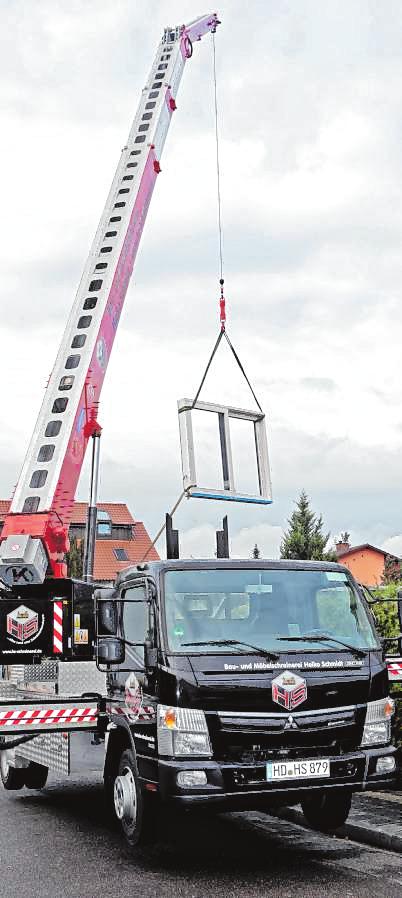 Einsatz mit dem eigenen LKW-Ladekran. BILD: CHRISTOPH BLUETHNER Einsatz mit dem eigenen LKW-Ladekran. BILD: CHRISTOPH BLUETHNER