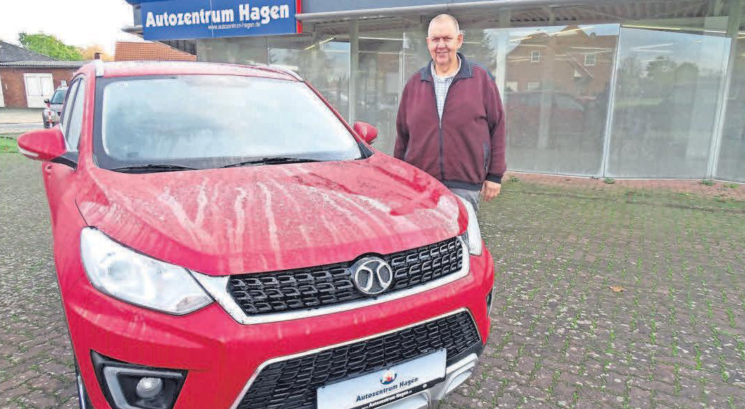 Friedrich Hocke, Geschäftsführer vom Autozentrum Hagen, freut sich über die attraktiven Neuwagen der Marken BAIC und DFSK. Friedrich Hocke, Geschäftsführer vom Autozentrum Hagen, freut sich über die attraktiven Neuwagen der Marken BAIC und DFSK.