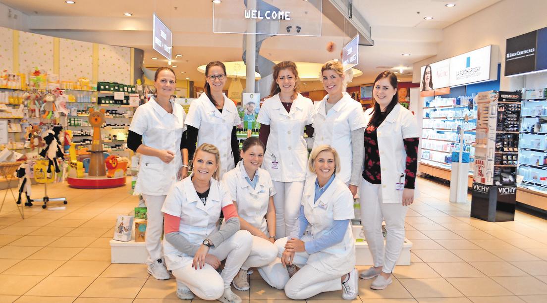 WELCOME – WILLKOMMEN: So begrüßt das Team der Petersbogen-Apotheke seine Kunden. Die Gesundheitsberaterinnen geben wertvolle Tipps zu allen Themen rund um die Familiengesundheit. Foto:Juliane Groh WELCOME – WILLKOMMEN: So begrüßt das Team der Petersbogen-Apotheke seine Kunden. Die Gesundheitsberaterinnen geben wertvolle Tipps zu allen Themen rund um die Familiengesundheit. Foto:Juliane Groh