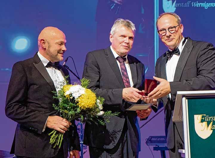Nils Appelt, Präsident des Wirtschafts Club Wernigerode und Vizepräsident der IHK Magdeburg (rechts), sowie der Harzer Geschäftsstellenleiter der IHK, Ralf Grimpe (li.) zeichneten Landrat Martin Skiebe mit der Goldenen Ehrennadel der IHK aus. Nils Appelt, Präsident des Wirtschafts Club Wernigerode und Vizepräsident der IHK Magdeburg (rechts), sowie der Harzer Geschäftsstellenleiter der IHK, Ralf Grimpe (li.) zeichneten Landrat Martin Skiebe mit der Goldenen Ehrennadel der IHK aus.