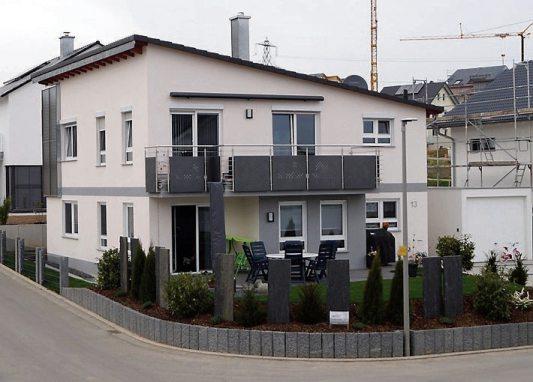 Decona Massivhaus - Die individuelle Planung erfolgt durch die Decona-Massivhaus Baubetreuungs-GmbH, für die Ausführung werden ortsnahe Handwerksbetriebe beauftragt.