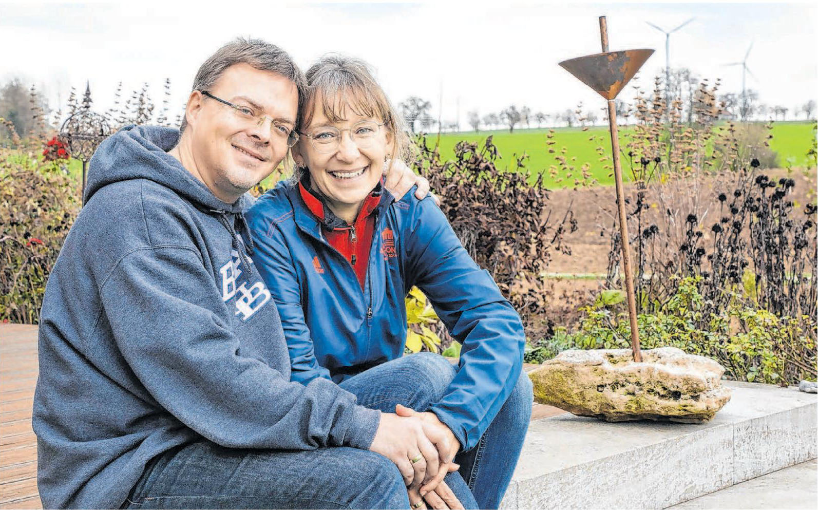 Andreas Nickel und Dagmar Fix genießen die Nähe zur Natur. Als Mitglieder des Imkervereins haben sie in ihrem Garten auch ein Bienenvolk stehen. Foto: Ufuk Arslan Andreas Nickel und Dagmar Fix genießen die Nähe zur Natur. Als Mitglieder des Imkervereins haben sie in ihrem Garten auch ein Bienenvolk stehen. Foto: Ufuk Arslan