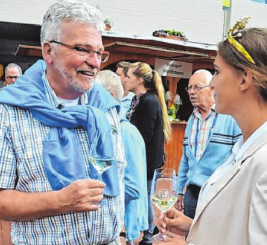 Wolfgang Narjes holt gerne Weinköniginnen und -prinzessinnen nach Kreuztal. Wolfgang Narjes holt gerne Weinköniginnen und -prinzessinnen nach Kreuztal.