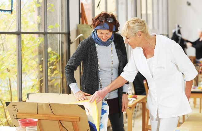 Kunsttherapeutin Sabine Klitzke-Pettener (l.) und Dr. Cornelia Herbstreit im lichtdurchfluteten Atelier des Gemeinschaftskrankenhauses Havelhöhe. Kunsttherapeutin Sabine Klitzke-Pettener (l.) und Dr. Cornelia Herbstreit im lichtdurchfluteten Atelier des Gemeinschaftskrankenhauses Havelhöhe.