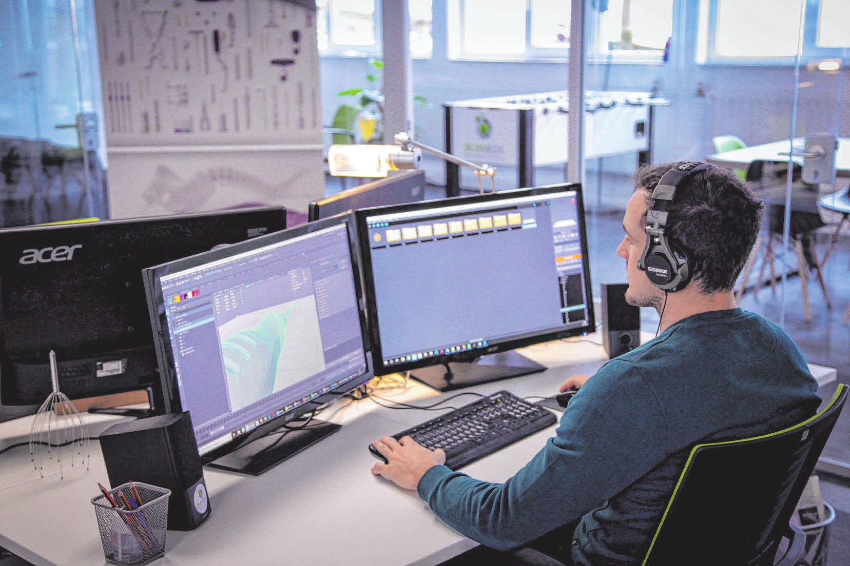 Hier lässt sich’s arbeiten - ein Dejo-Arbeitsplatz; im Hintergrund der Kickertisch zum Entspannen in der Pause. Hier lässt sich’s arbeiten - ein Dejo-Arbeitsplatz; im Hintergrund der Kickertisch zum Entspannen in der Pause.