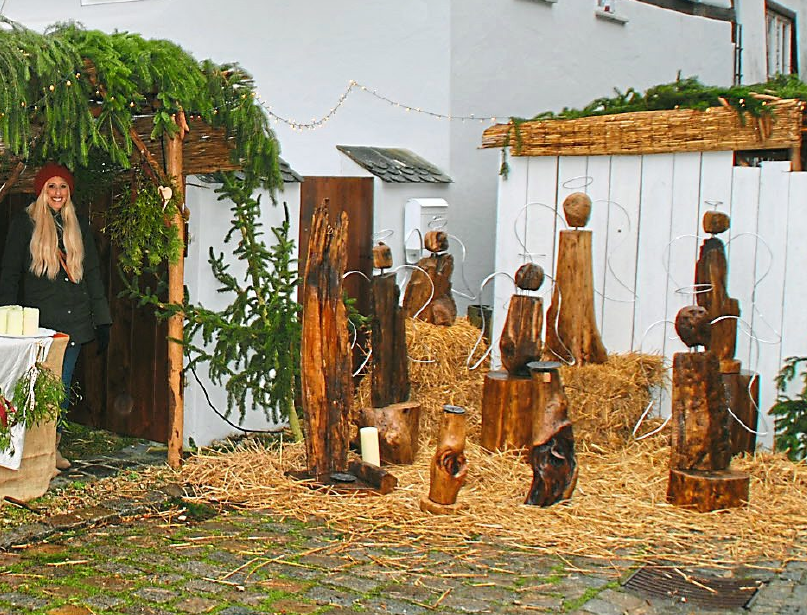 Eine moderne Krippe stimmt auf das bevorstehende Weihnachtsfest ein. Eine moderne Krippe stimmt auf das bevorstehende Weihnachtsfest ein.