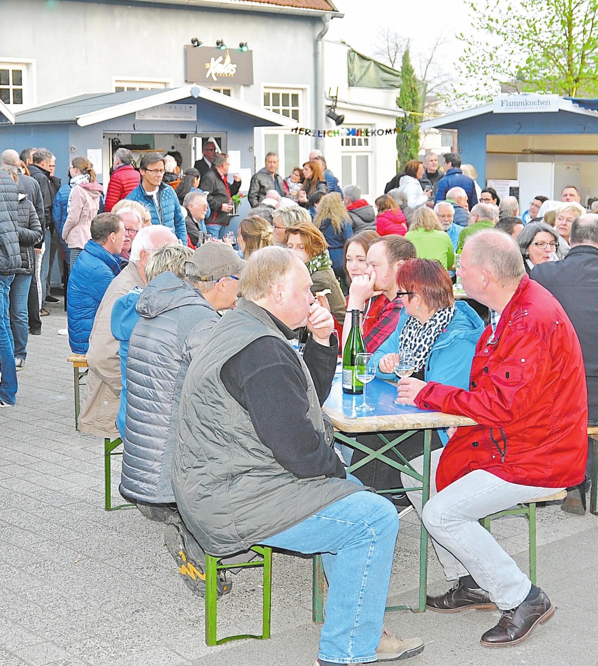 Zu einem echten Besuchermagneten hat sich im Laufe der Jahre das Weindorf entwickelt. Foto: Mareike Stratmann Zu einem echten Besuchermagneten hat sich im Laufe der Jahre das Weindorf entwickelt. Foto: Mareike Stratmann