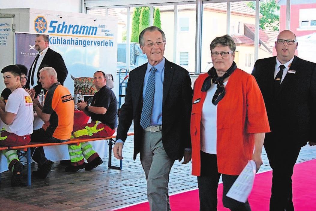 Franz Müntefering (l.), ASB GF Roland Funk (r) und die Vorsitzende des Kreisverbandes Christa Steiger (m) beim Einmarsch. Franz Müntefering (l.), ASB GF Roland Funk (r) und die Vorsitzende des Kreisverbandes Christa Steiger (m) beim Einmarsch.