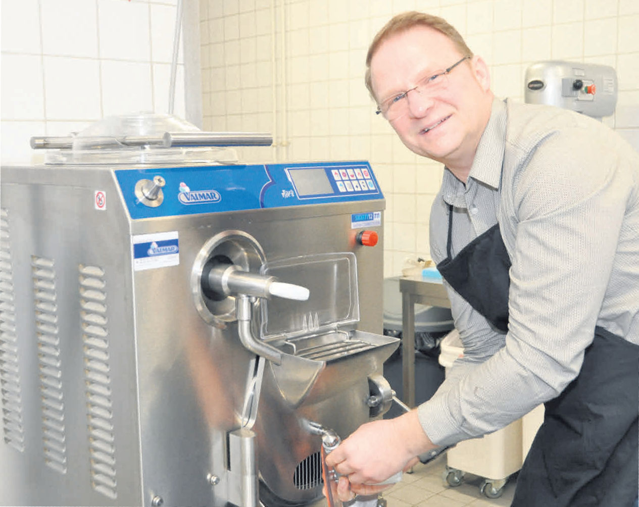 Frank Blume stellt das Eis für sein Café selbst her. Das Bild zeigt ihn bei der technischen Vorbereitung seiner neuen Eismaschine. Frank Blume stellt das Eis für sein Café selbst her. Das Bild zeigt ihn bei der technischen Vorbereitung seiner neuen Eismaschine.