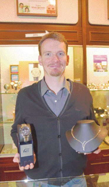 Uhren und Schmuck präsentiert Michael Stonner seinen Kunden in seinem Fachgeschäft in der Uetersener Altstadt