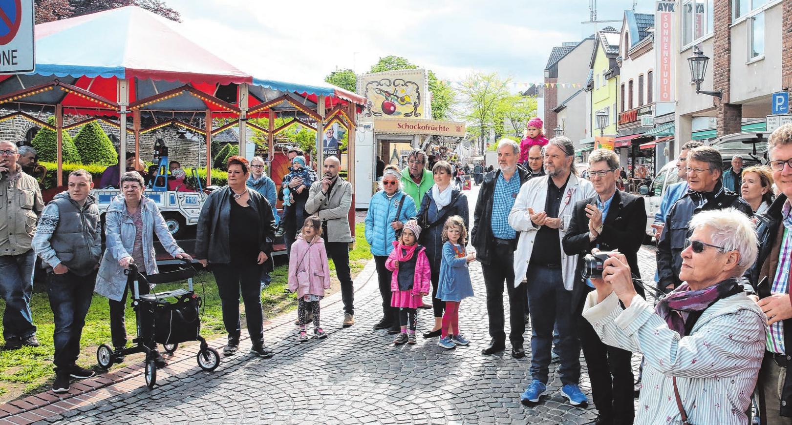 Die Maikirmes ist Jahr für Jahr eines der Highlights im Hardtberger Kalender. Hier treffen sich „ahle Esele“ und Neubürger, Jung und Alt, um gemeinsam zu feiern. Foto: Weller Die Maikirmes ist Jahr für Jahr eines der Highlights im Hardtberger Kalender. Hier treffen sich „ahle Esele“ und Neubürger, Jung und Alt, um gemeinsam zu feiern. Foto: Weller