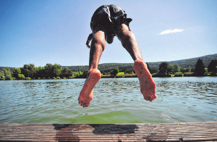 Beim Bad in unbekannten Gewässern sollte man vorsichtig sein - vor allem bei Kopfsprüngen, wenn man nicht weiß, wie tief der See ist. FOTO: STROBEL Beim Bad in unbekannten Gewässern sollte man vorsichtig sein - vor allem bei Kopfsprüngen, wenn man nicht weiß, wie tief der See ist. FOTO: STROBEL