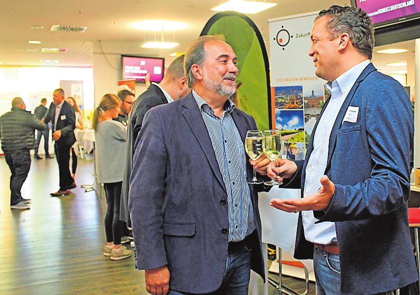 Freuen sich über den Austausch: ZRW-Geschäftsführer Hans-Günther Clev (links) und Hanns-Christian von Stockhausen. FOTO: LMO Freuen sich über den Austausch: ZRW-Geschäftsführer Hans-Günther Clev (links) und Hanns-Christian von Stockhausen. FOTO: LMO