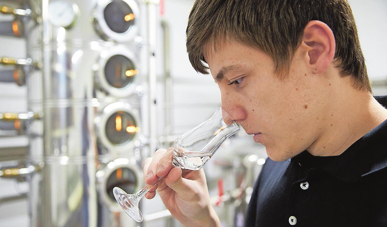 Nur wer weiß, wann etwas falsch oder richtig schmeckt, kann einen guten Schnaps herstellen: Angehende Destillateure lernen diese Fertigkeit in einem Sensorik-Kurs. FOTO: THOMAS FREY/DP Nur wer weiß, wann etwas falsch oder richtig schmeckt, kann einen guten Schnaps herstellen: Angehende Destillateure lernen diese Fertigkeit in einem Sensorik-Kurs. FOTO: THOMAS FREY/DP